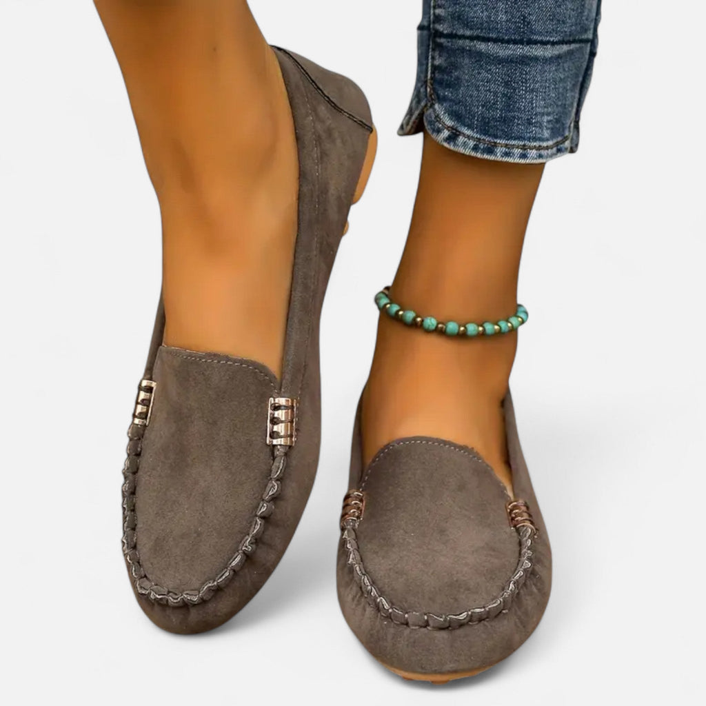 Valmonti | Damskie Mokasyny – Elegancja z Wytwornym Metalowym Dekorem